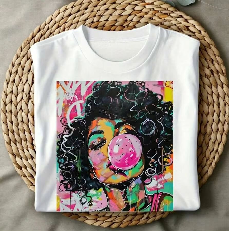 Summer Clothing Trends 2026 - Funky Weekend Vibes Pop-Art-Print mit lockigem